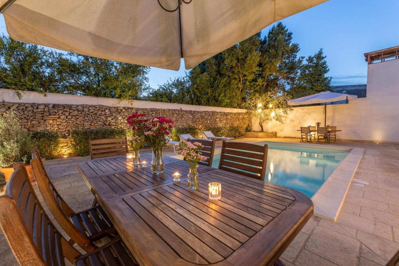 Villa Courtyard With Pool à Racale Extérieur photo