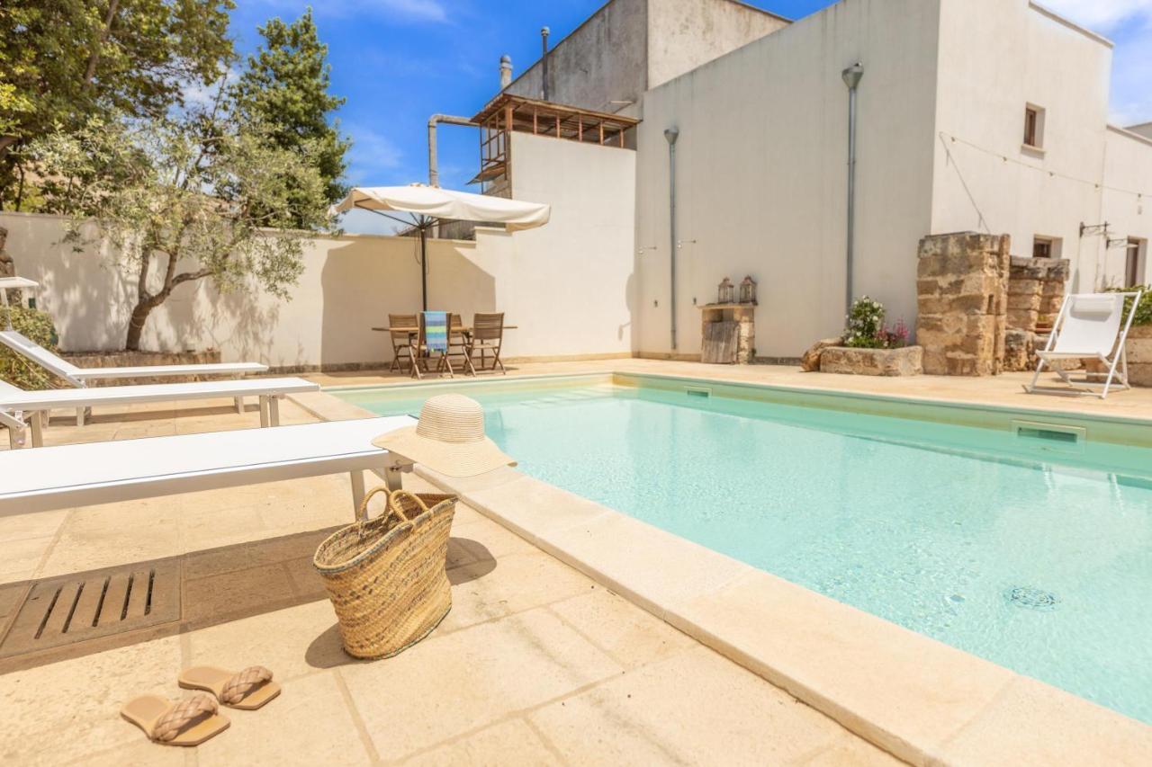 Villa Courtyard With Pool à Racale Extérieur photo