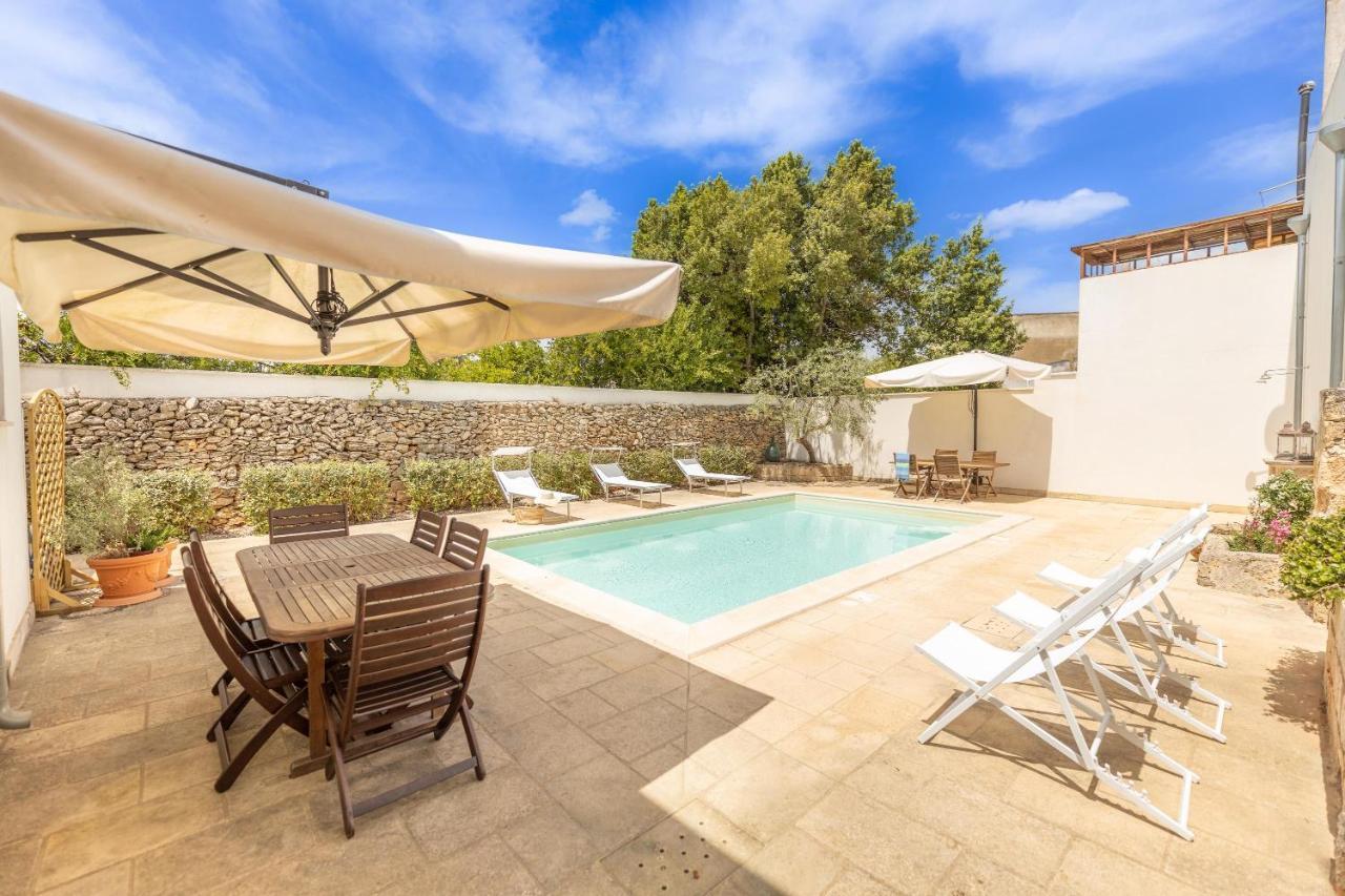 Villa Courtyard With Pool à Racale Extérieur photo