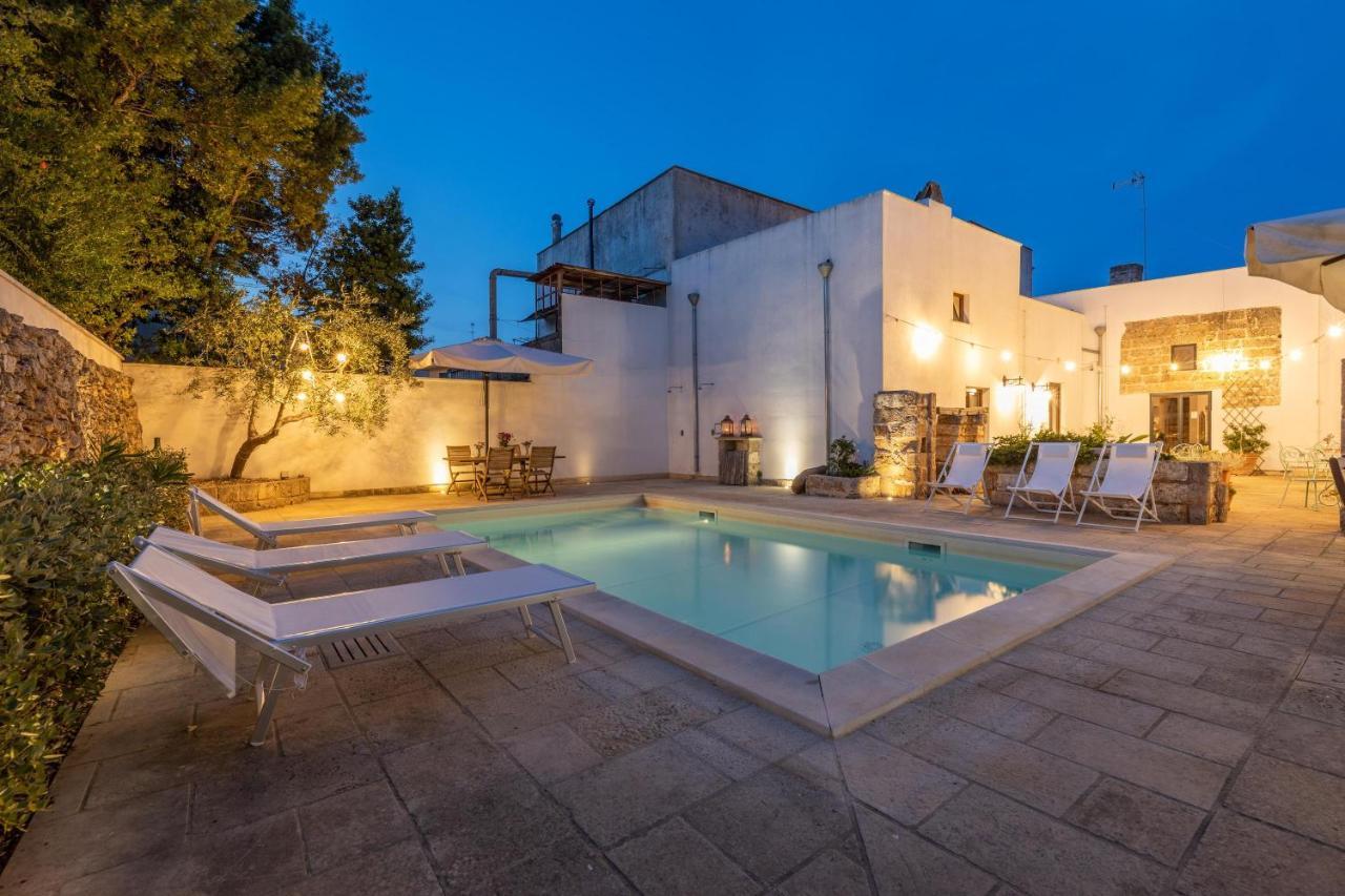 Villa Courtyard With Pool à Racale Extérieur photo