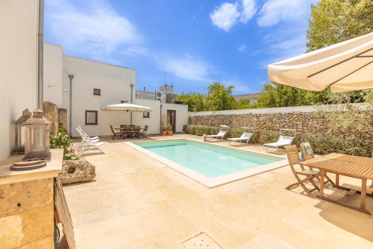 Villa Courtyard With Pool à Racale Extérieur photo