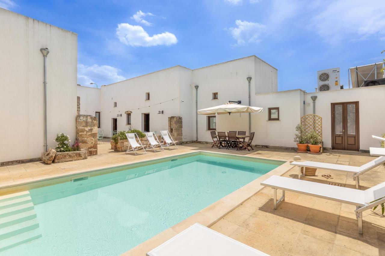 Villa Courtyard With Pool à Racale Extérieur photo