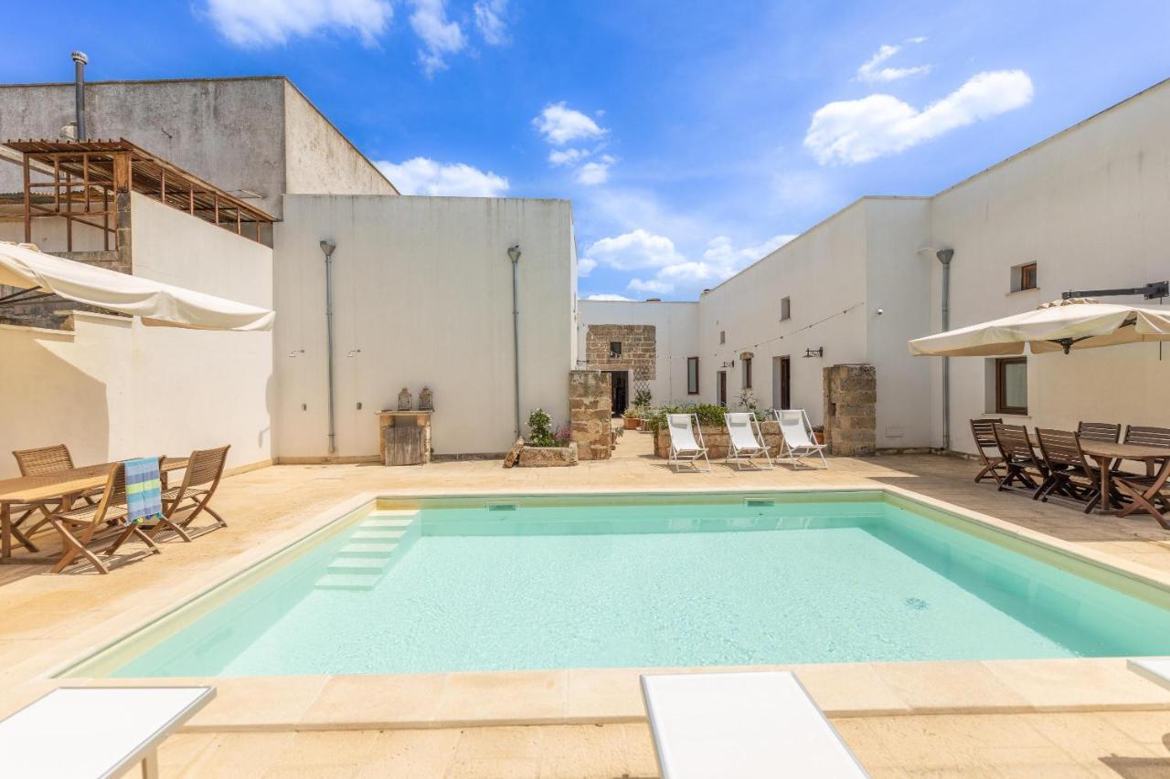 Villa Courtyard With Pool à Racale Extérieur photo