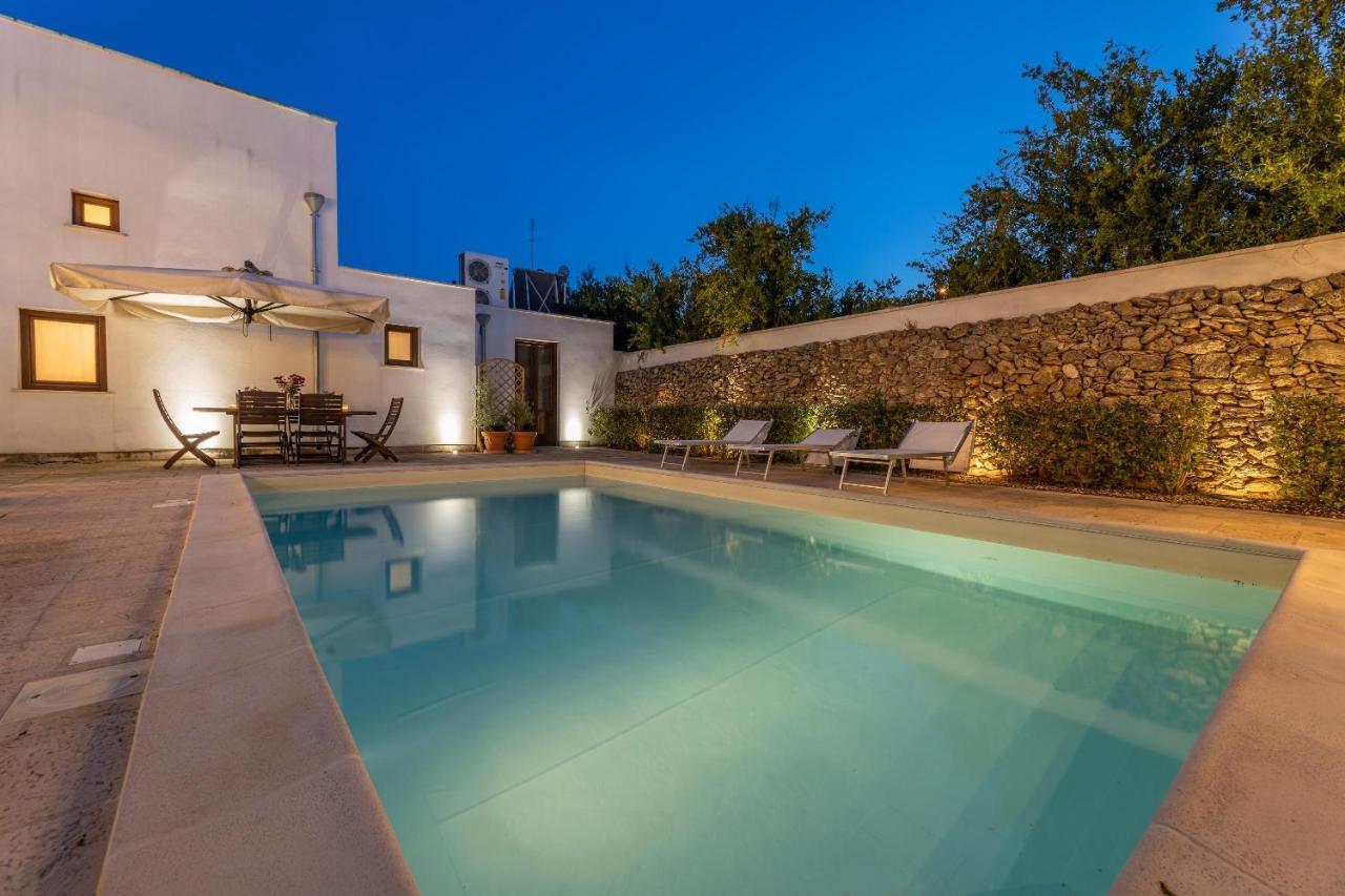 Villa Courtyard With Pool à Racale Extérieur photo