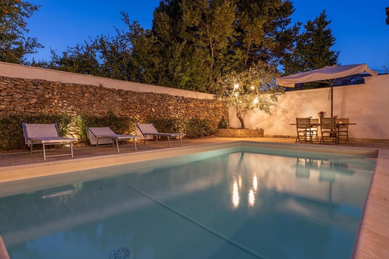 Villa Courtyard With Pool à Racale Extérieur photo