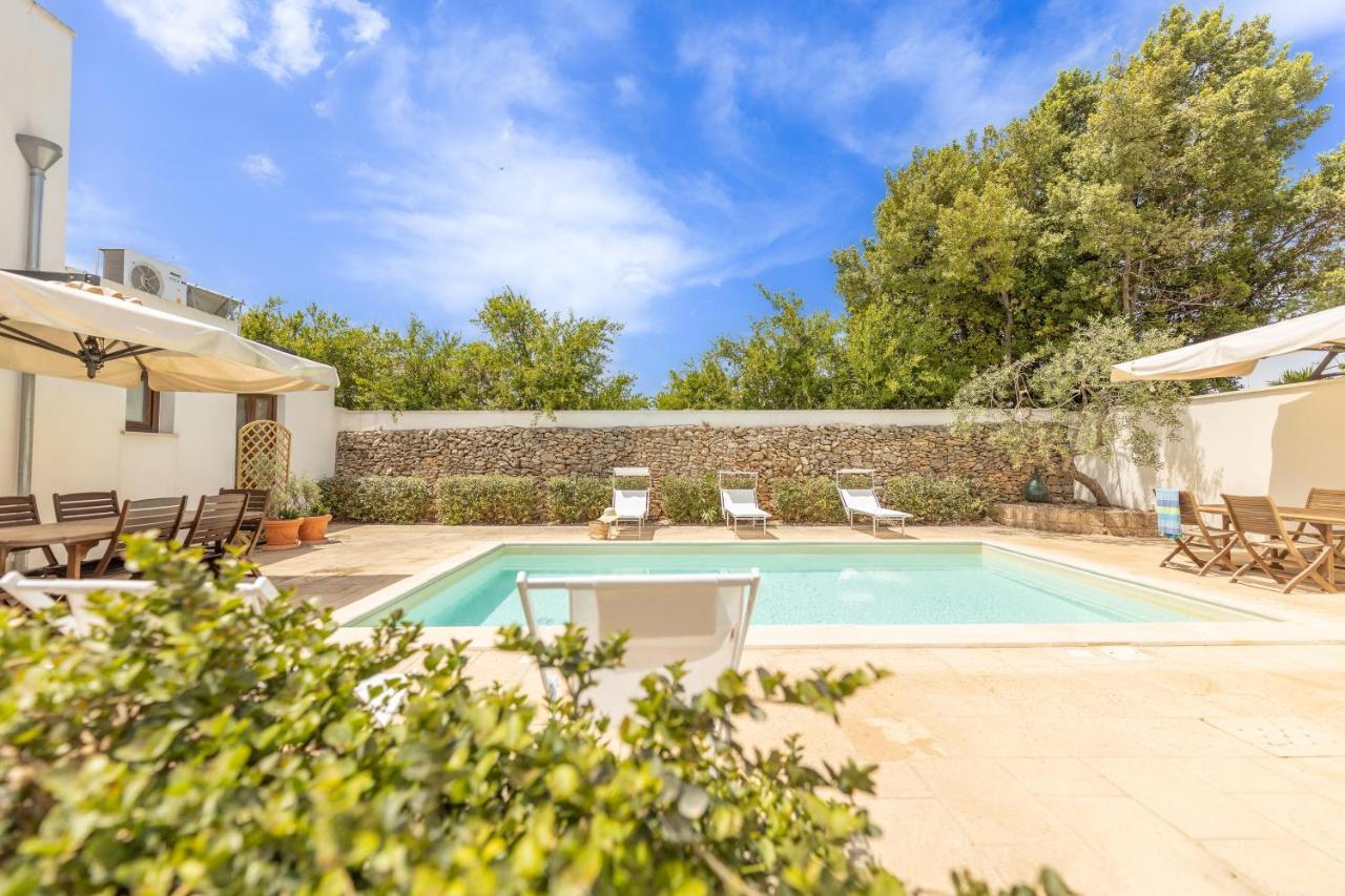 Villa Courtyard With Pool à Racale Extérieur photo
