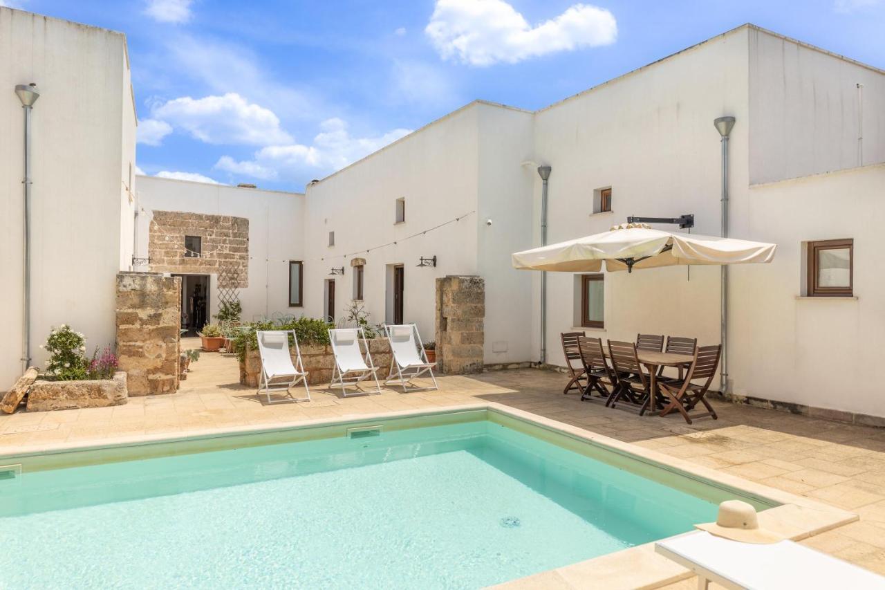 Villa Courtyard With Pool à Racale Extérieur photo
