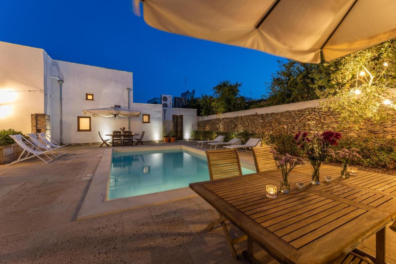 Villa Courtyard With Pool à Racale Extérieur photo