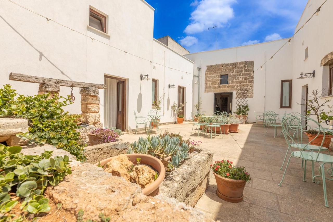 Villa Courtyard With Pool à Racale Extérieur photo