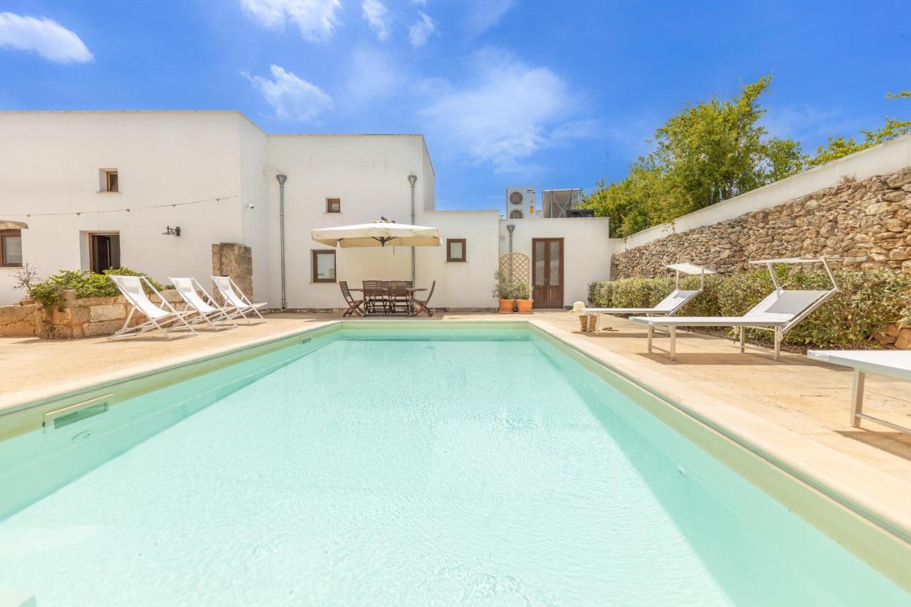 Villa Courtyard With Pool à Racale Extérieur photo