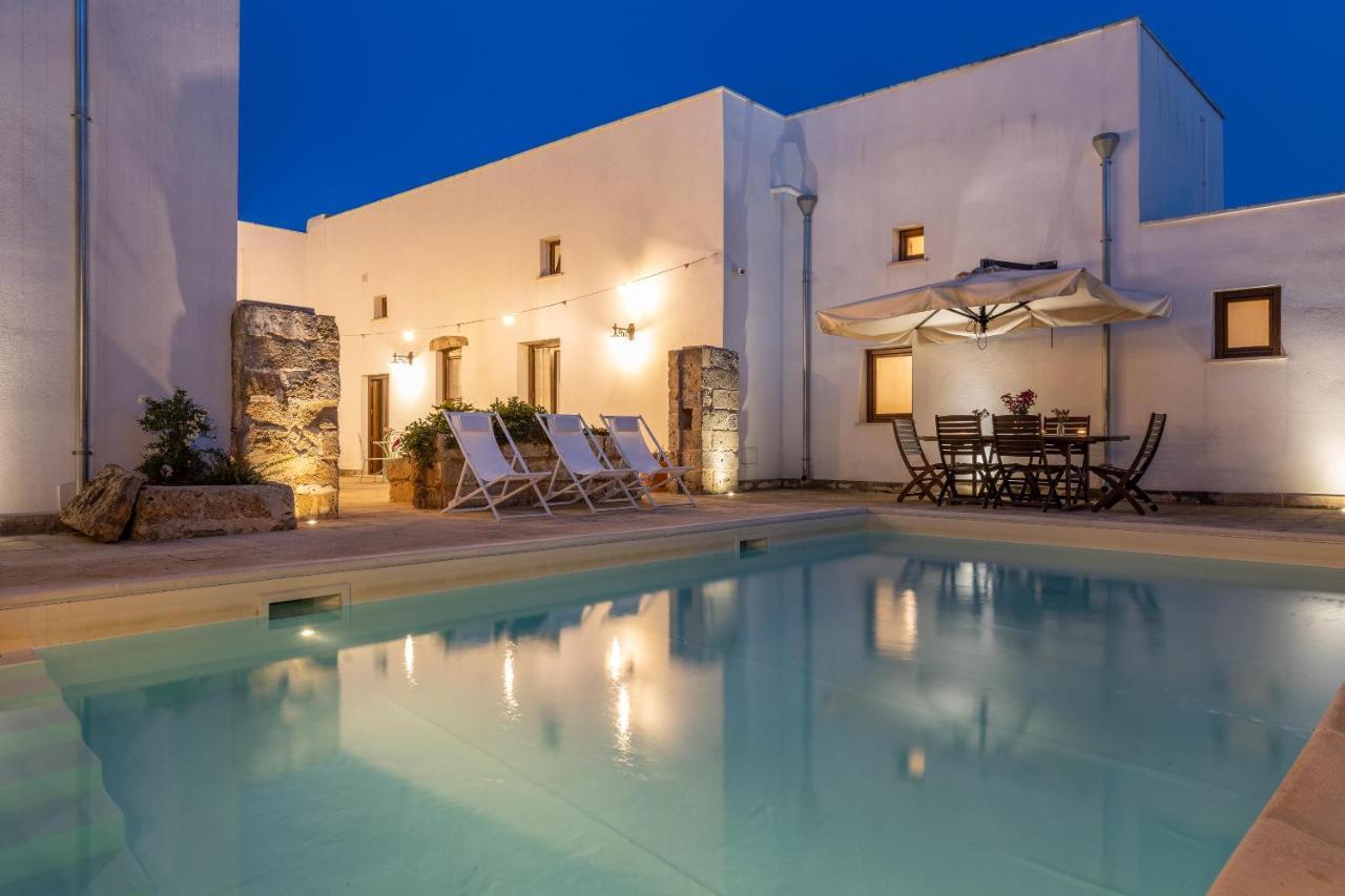 Villa Courtyard With Pool à Racale Extérieur photo