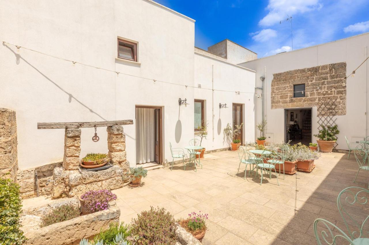 Villa Courtyard With Pool à Racale Extérieur photo